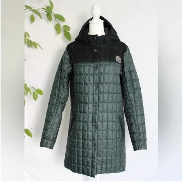 Patagonia Rare Recycled Down Hooded Coat Carbon
Green Medium - Picture 4 of 17